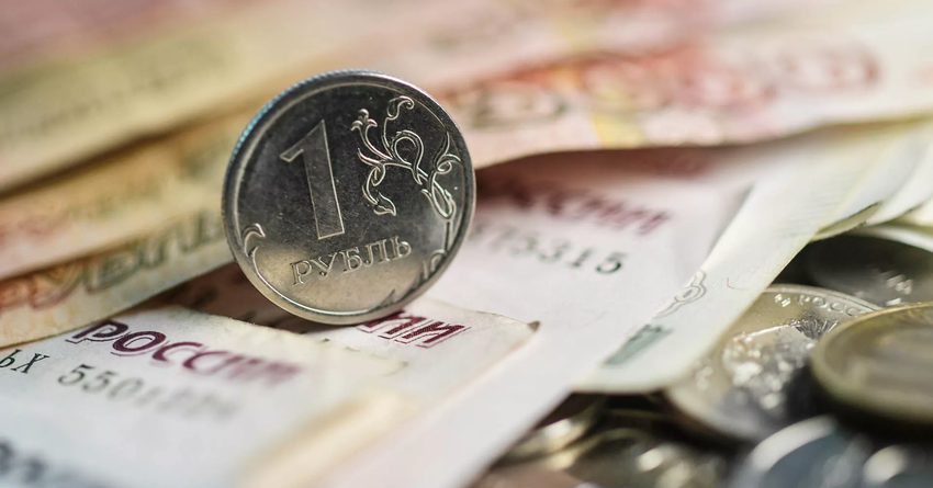 Рубль ослаб к доллару, но укрепился к евро