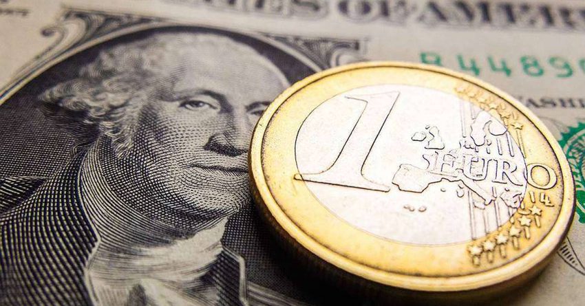 На Моссовете евро покупают дешевле доллара США