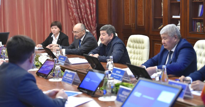 Глава кабина КР встретился с топ-менеджментом «Газпрома»