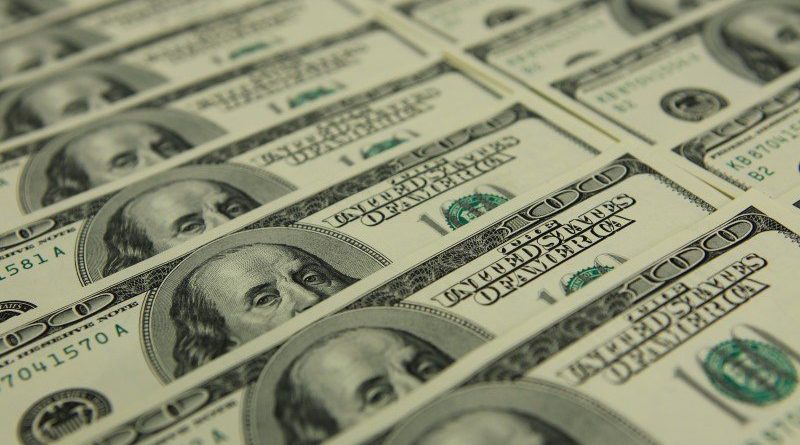 На межбанковских торгах резко вырос спрос на доллары