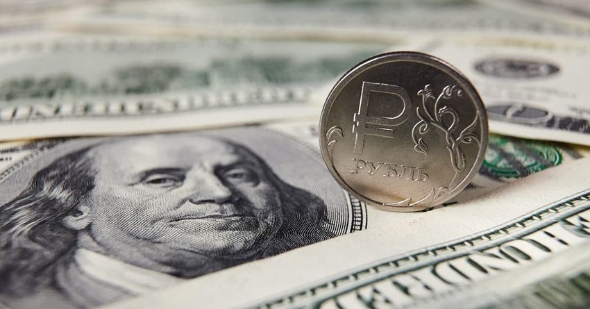 Рубль укрепился к доллару и евро. Курс Центробанка
