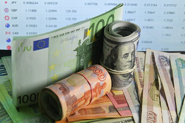 Рубль просел к доллару и укрепился к евро. Курс Центробанка РФ