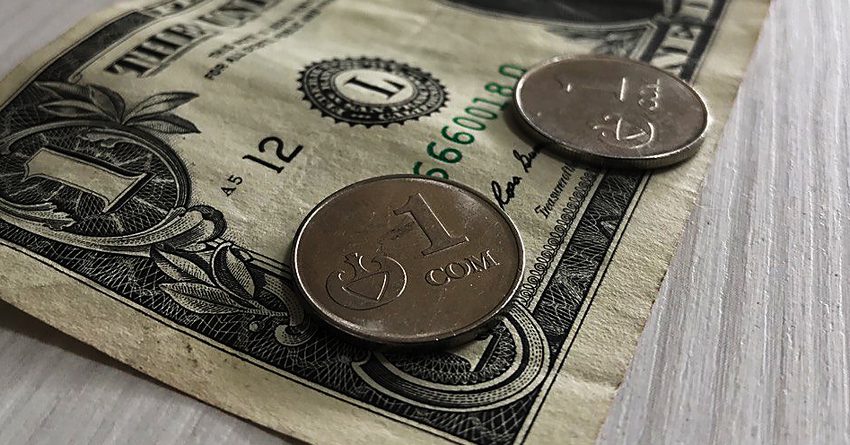Сом укрепился к евро, но просел к доллару и рублю