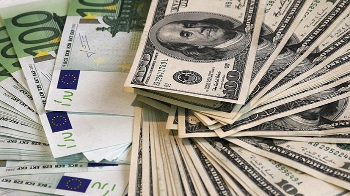 Доллар и евро подешевели на 6.9% за сутки по курсу Центробанка РФ