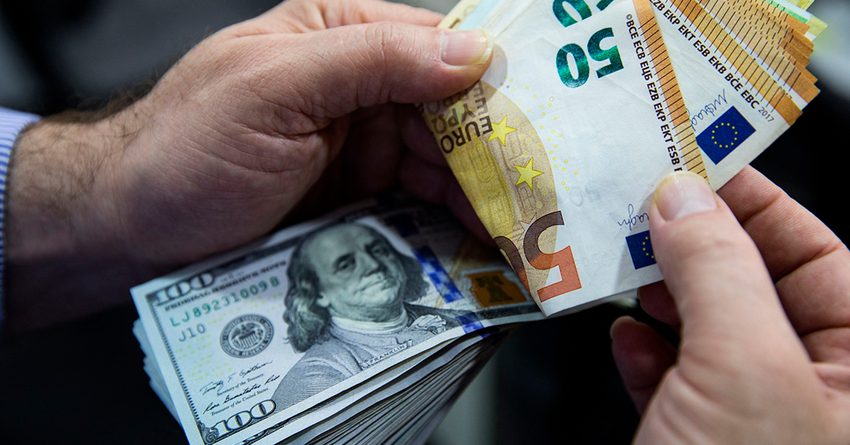 Доллар и евро продолжают проседать к рублю. Курс Центробанка