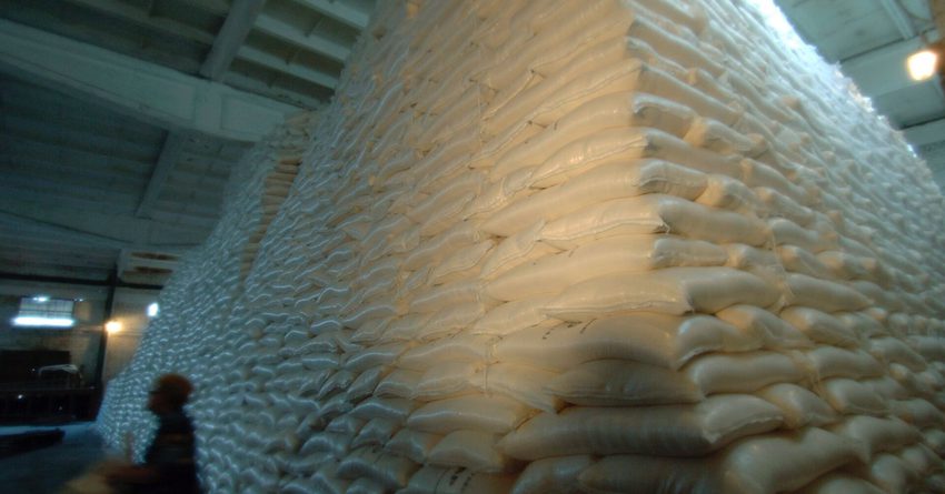 Гипермаркеты в Кыргызстане удерживали сахар на своих складах