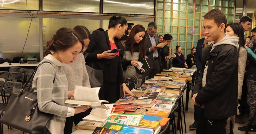 В Бишкеке отметили международный день дарения книг
