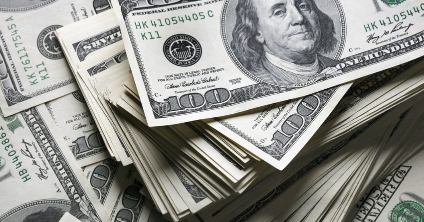 Нацбанк КР сообщил о недостатке наличных долларов США