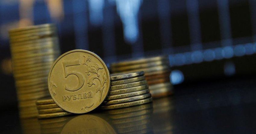 Сом укрепился к рублю, но продолжает слабеть к евро