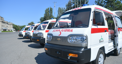 Фонд «Ильшат» передал медучреждениям пять карет скорой помощи на 10.2 млн сомов