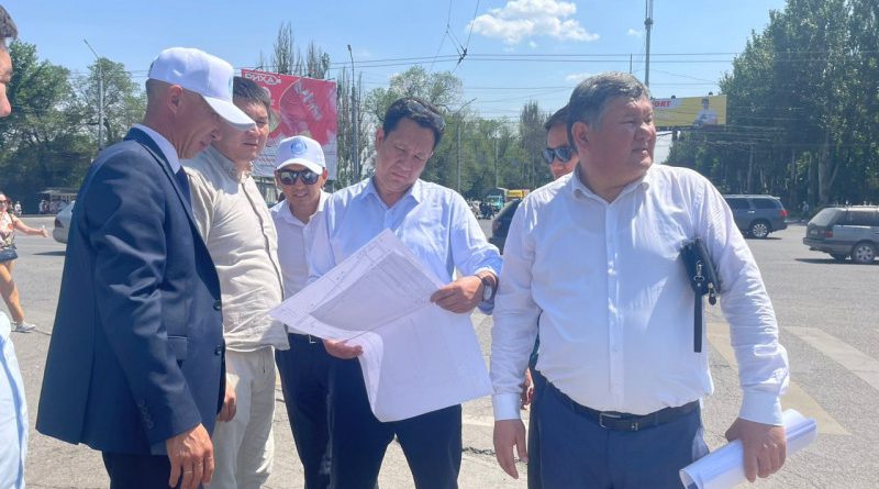 В Бишкеке проверят помещения, мешающие строительству тротуара