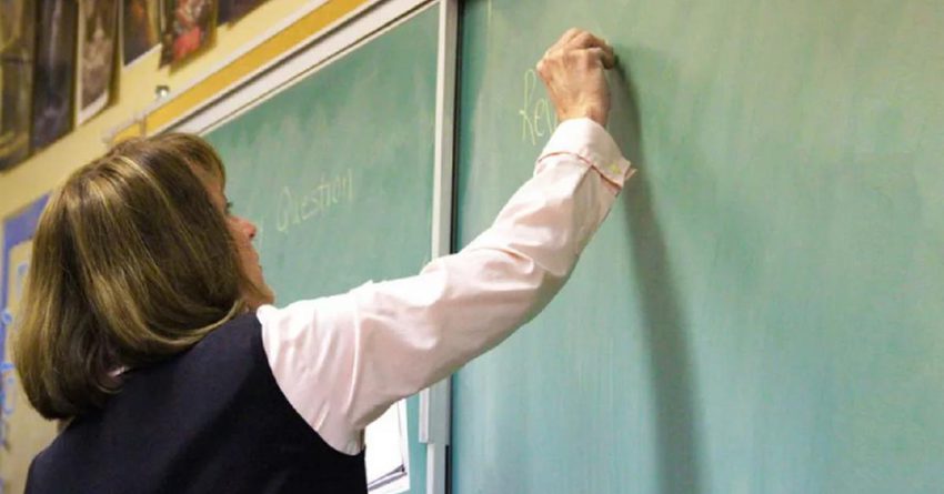 Бюджет Бишкека освободят от заработных плат учителям