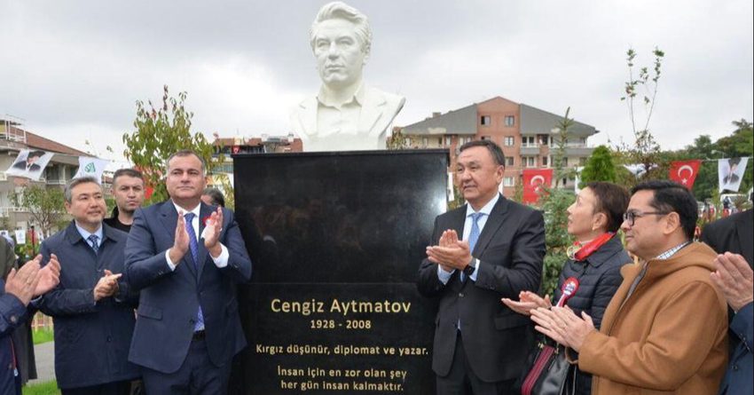 В Турции кыргызстанец за свой счет установил памятник Айтматову