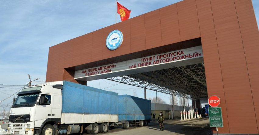 На кыргызско-казахстанской границе скопились сотни грузовиков