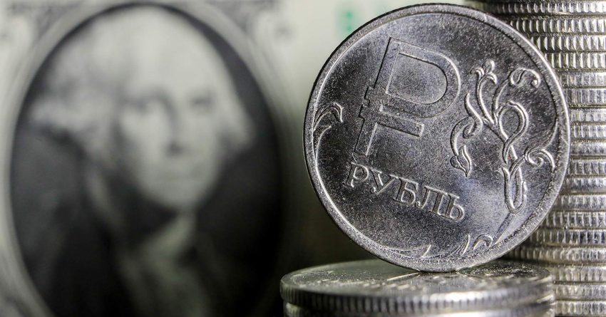 Рубль укрепился к доллару США и евро. Курс Центробанка РФ