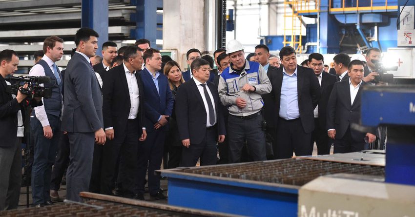 Глава кабмина посетил узбекские автомобильные заводы