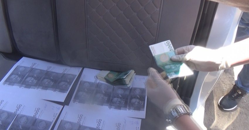 При получении 100 тысяч сомов задержан сотрудник Счетной палаты КР