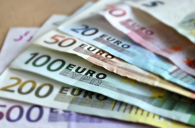 В Кыргызстане евро подорожал больше, чем доллар