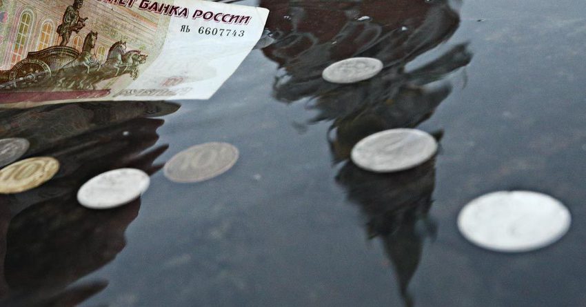 Российский рубль продолжает слабеть ко всем основным валютам