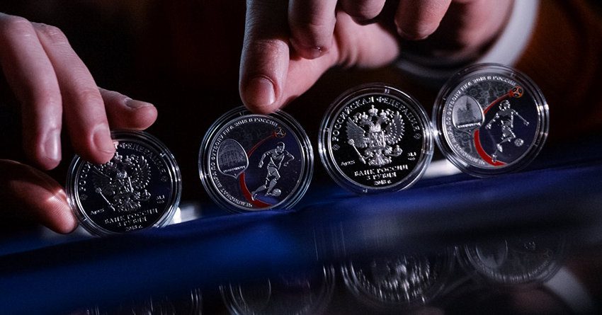 Центробанк РФ выпустил футбольные монеты