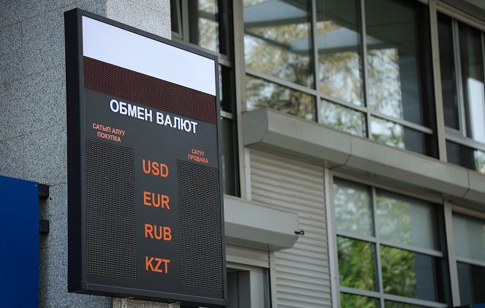 Сом укрепился к доллару, евро и рублю. Курсы валют НБ КР на 15 мая