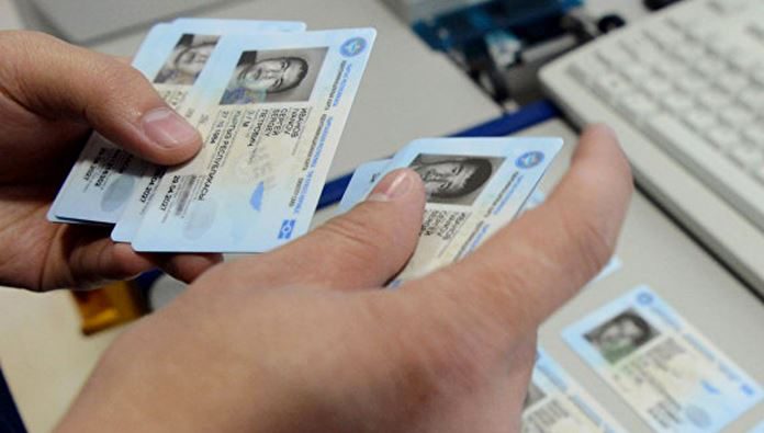 В КР внедрили национальные паспорта нового образца (фото)