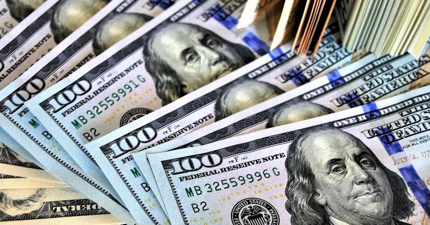 В некоторых комбанках доллар продается по 83 сома — курсы валют