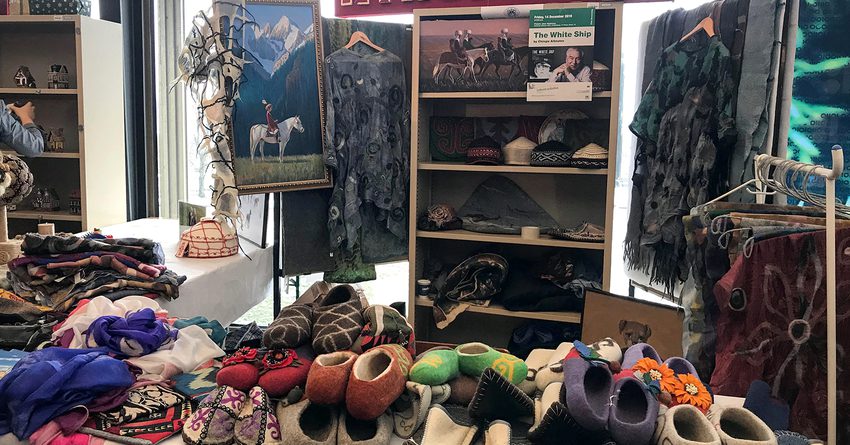 В музее Вашингтона продают кыргызские войлочные изделия