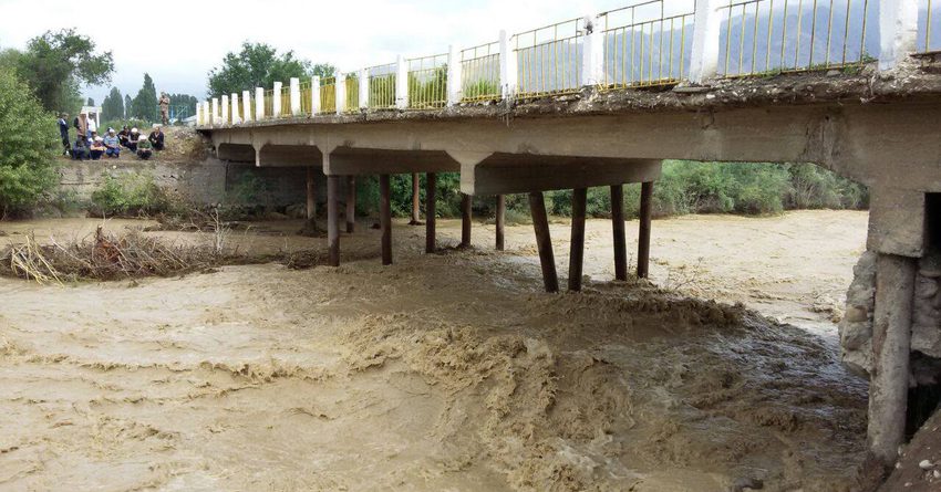Реконструкция моста через реку Урмарал завершена на 40.4%