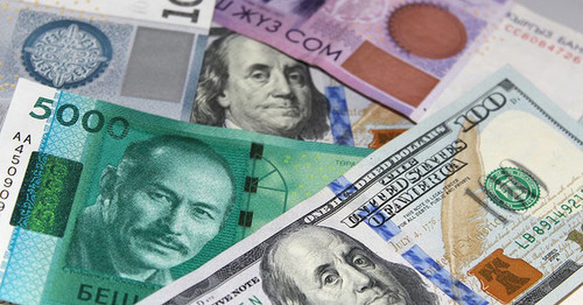 Сом просел к доллару и евро, но укрепился к рублю