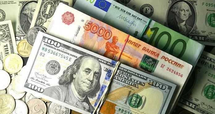 Рубль просел к доллару и евро. Курс Центробанка РФ