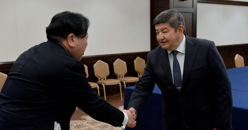 Жапаров встретился с главным японским акционером «Кыргызкоммерцбанка»