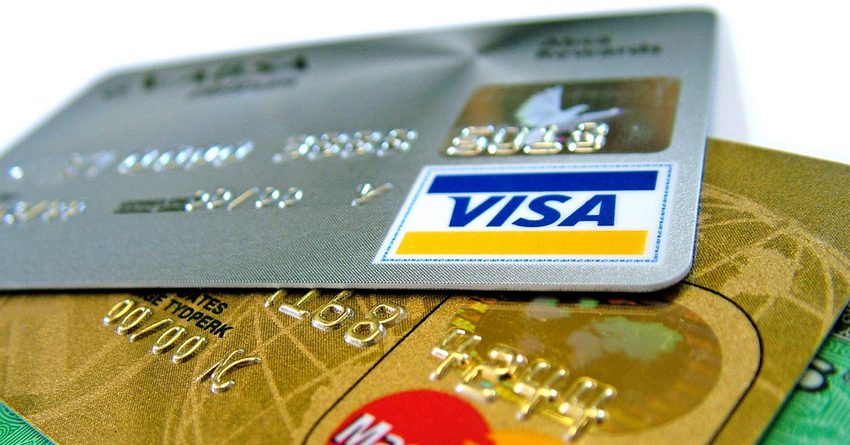 За год количество платежных карт в обращении выросло на треть