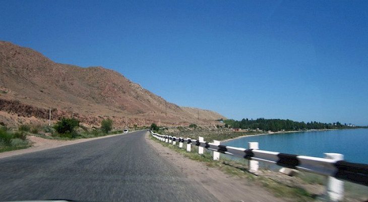 Президент одобрил кредит на строительство дороги вокруг Иссык-Куля