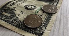 Доллар в комбанках и обменках близится к 82 сомам