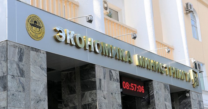 Из-за отказа от помощи Казахстана без денег остались 11 госорганов КР