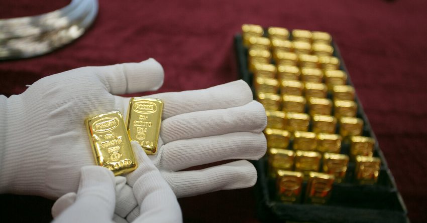 Золото сменило тренд: унция мерного слитка НБ КР подешевела на $25