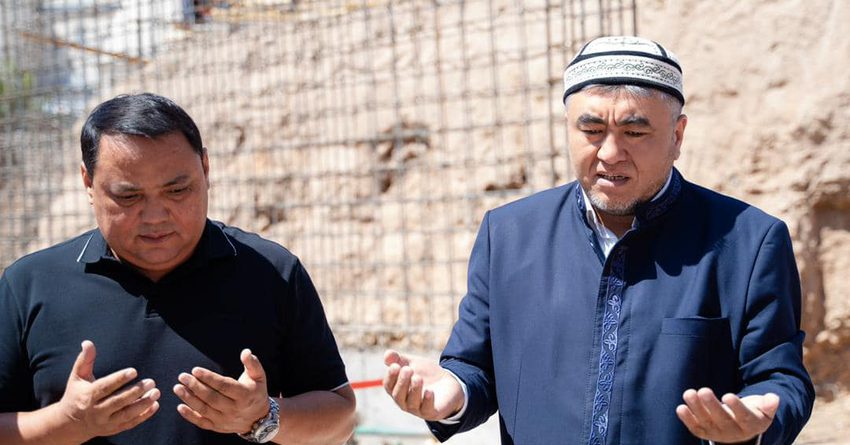 В Бишкеке построят новое здание ДУМК. Капсулу заложили Матраимов и муфтий
