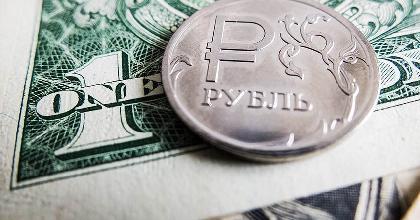 Официальный курс доллара к рублю откатился до уровня февраля 2020 года
