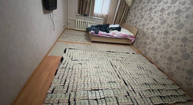 Бишкекте 51 жаштагы жаран жогорку сапаттагы жасалма долларлар менен кармалды