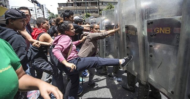 В Венесуэле митинг из-за дефицита еды закончился беспорядками