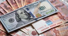 В денежных переводах из России доминирует доллар США, его доля 45%