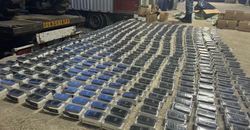 Из Китая в КР пытались незаконно провезти 19 тонн телефонов