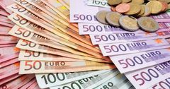 На фоне стабильности доллара евро подорожал на 2%