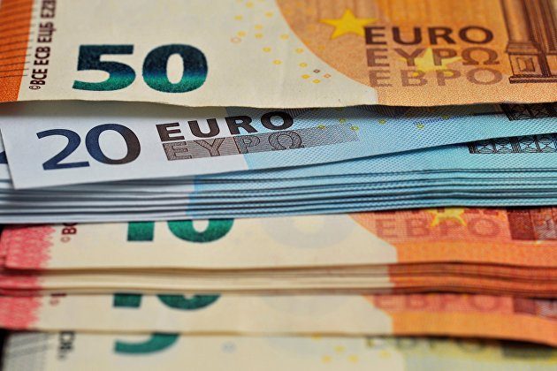 В комбанках КР евро продается почти за 100 сомов