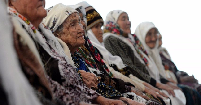 Кыргызстан выплачивает пенсии и пособия за счет внешних займов