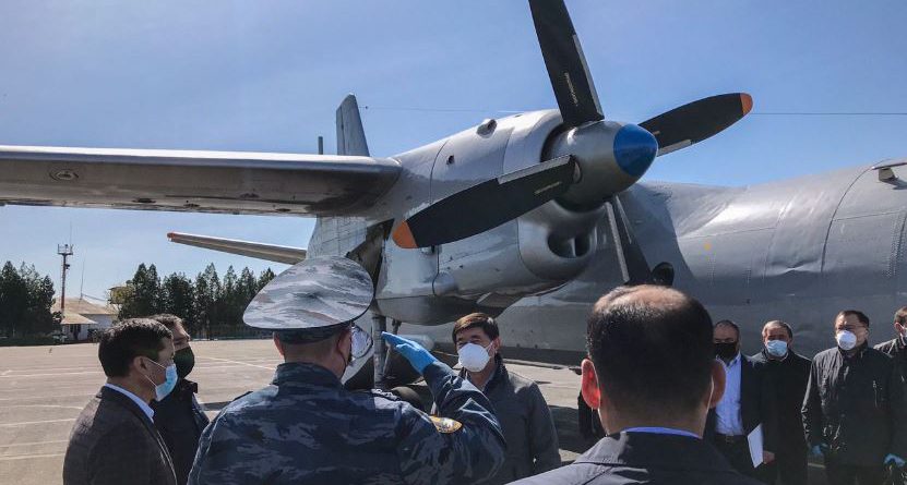 Военный самолет доставил гуманитарный груз в Ошскую область