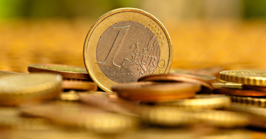 Сом подешевел к евро на 0.49%. Курсы валюты Нацбанка Кыргызстана