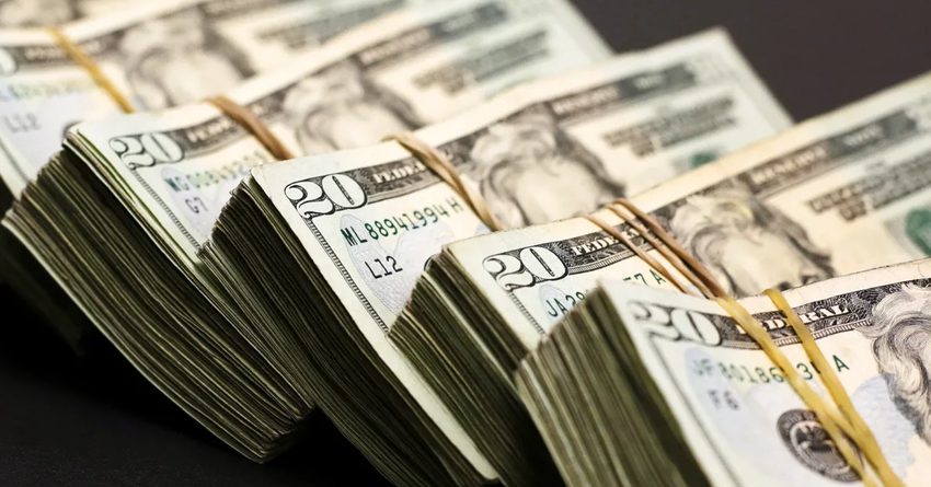 В Кыргызстан из России и Казахстана стали чаще отправлять доллары