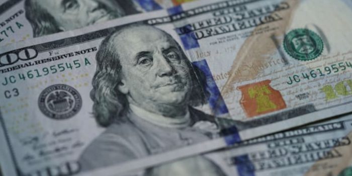 Доллар США опустился до 79.86 сома. Официальный курс НБ КР